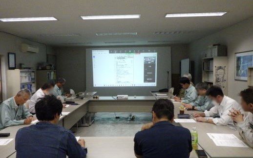 京橋ブリッジ会議室にて安全衛生協議会を開催している様子